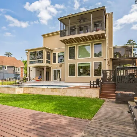 Lakefront Retreat With Pool, Hot Tub & Dock Home